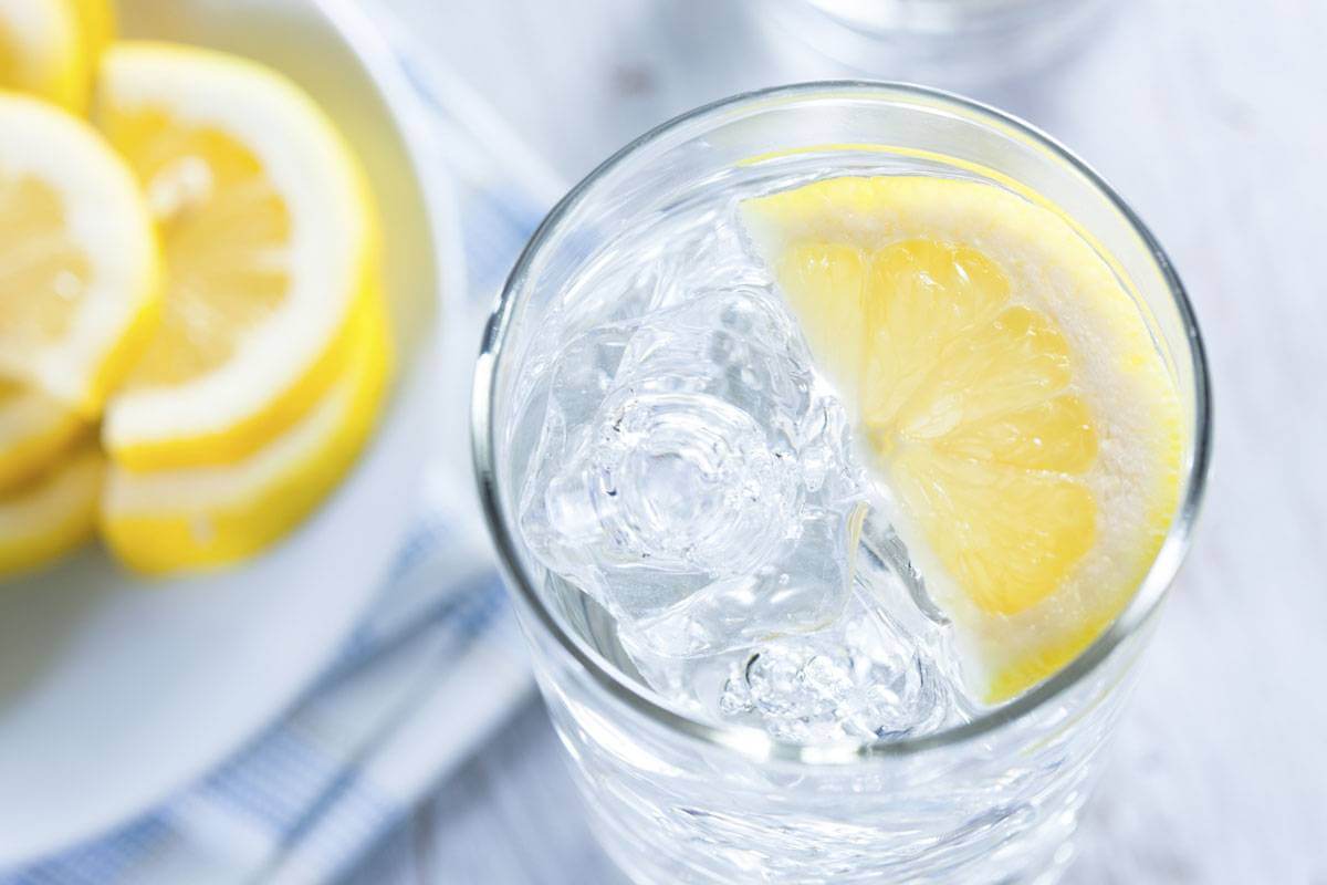 7 فوائد مذهلة للماء مع الليمون وطريقة تحضيره ليصبح أشهى وطرق تجنب آثاره الجانبية