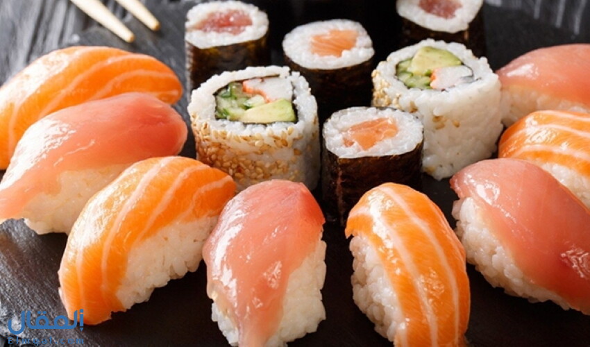 أكلة السوشي اليابانية اللذيذة وطريقة تحضيرها بالتفصيل والمكونات اللازمة