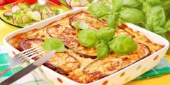 صينية البطاطس والباذنجان وطريقة تحضيرها بكل من الدجاج واللحم المفروم
