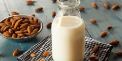 فوائد حليب اللوز almond milk الصحية وقيمته الغذائية والفرق بينه وبين الحليب البقري