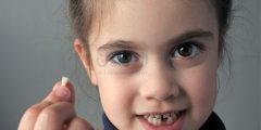 متى تسقط أسنان الطفل اللبنية؟ ومتى تظهر أسنانه الدائمة؟