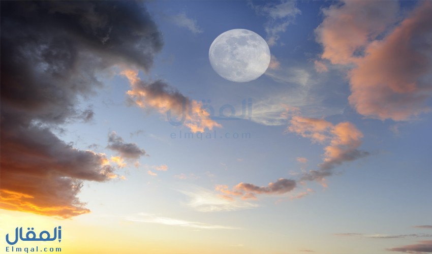 لماذا يمكنك أحيانًا رؤية القمر بينما لا يزال ضوء النهار في الخارج؟