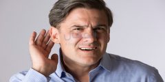 ما الذي يسبب السمع المكتوم وانسداد الأذن وأعراضه؟
